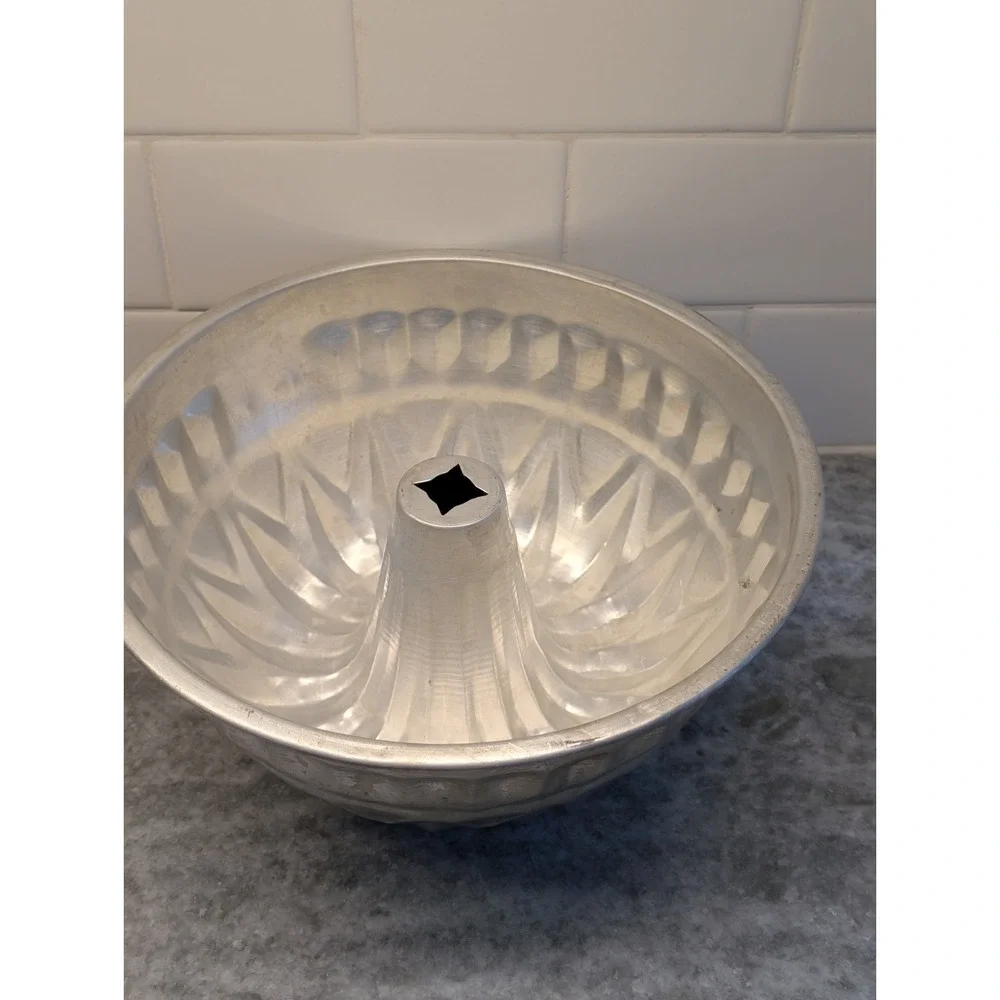Large Aluminum Mid Century‎ Pastry or Baking Mold